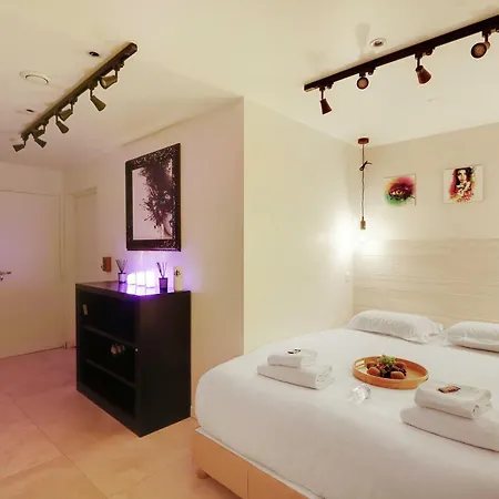 Intimate With Air Conditioner & Jacuzzi 2br 6p Montmartre Apartment Paris
