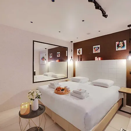Apartment Intimate With Air Conditioner & Jacuzzi 2br 6p Montmartre