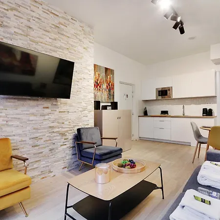 Intimate With Air Conditioner & Jacuzzi 2br 6p Montmartre Apartment Paris