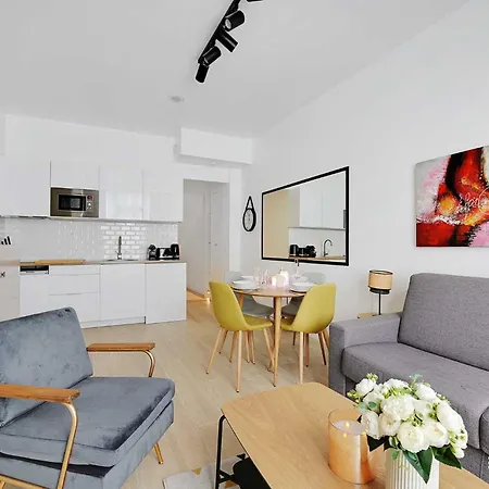 Intimate With Air Conditioner & Jacuzzi 2br 6p Montmartre Apartment