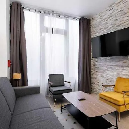 Apartment Intimate With Air Conditioner & Jacuzzi 2br 6p Montmartre *